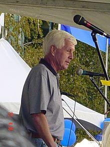 Dave Duffield addressing Peoplesoft, 2005.jpg