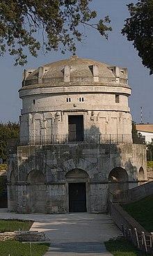 Tomb of Theodoric the Great Ravenna (cropped).jpg