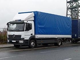 Mercedes Atego Modell 2013 S Pritschen-Lkw weiss Plane blau.jpg