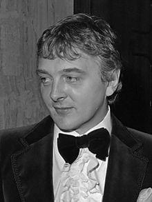 David Hemmings (1976).jpg