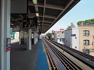Northbound tracks at Addison.jpg