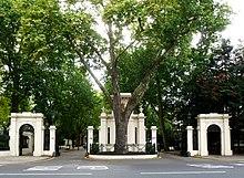Entrance area to Kensington Palace Gardens.jpg