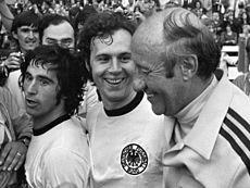 Muller, Beckenbauer en trainer Schon 1974.jpg