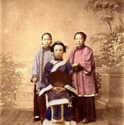 Cantonese Han noble lady with her servants in 1900s.png