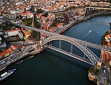 Dom Luís I Bridge (36961760686).jpg