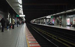 De Brouckere Metro Station - Metro platform waiting for Herrmann-Debroux-bound metro, with other platform visible.jpg