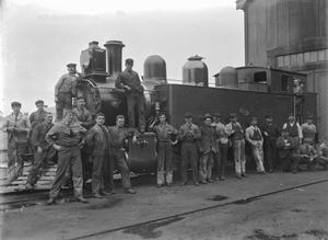 Wf class steam locomotive, NZR number 386, and railway workers ATLIB 209463.png