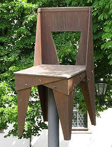 Maxistuhl Wingnut Chair von Jasper Morrison, in Weil am Rhein-Altweil, Lindenplatz.jpg