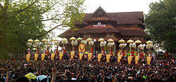 Kudamatom at thrissur pooram 2013 7618.JPG