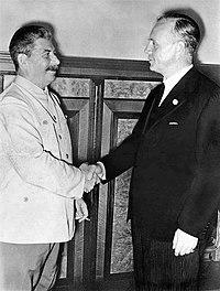 Bundesarchiv Bild 183-H27337, Moskau, Stalin und Ribbentrop im Kreml.jpg