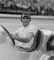 Earl Devore LCCN2016840215 (cropped).jpg