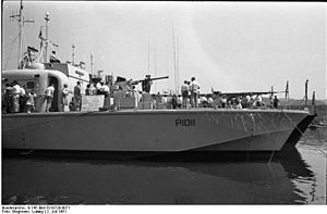 Bundesarchiv B 145 Bild-F010729-0071, Marine aus Großbritannien in Oberwinter am Rhein.jpg
