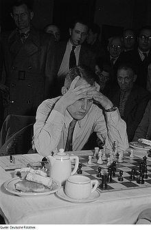 Fotothek df roe-neg 0006543 017 Wolfgang Unzicker konzentriert auf das Spielbret.jpg