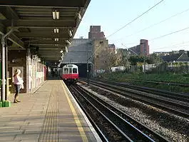 Dagenham Heathway tube station 2005-12-10 05.jpg