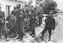 Wojska niemieckie podczas odpoczynku we wsi pod Biełgorodem (2-718).jpg
