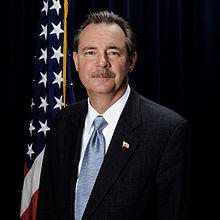 R. David Paulison, official FEMA photo portrait, 2006.jpg