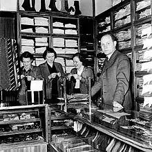 Paavo Nurmi in his store in 1939.jpeg