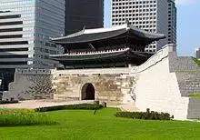 Sungnyemun Gate, front, 2013.jpg