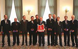 2007 07 30 Prezydent RP wraz ze zdobywcami tytułu Drużynowych Mistrzów Świata w Pucharze Świata na żużlu.jpg