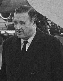 Henry Ford II in Nederland om zijn jacht te bekijken. Hier op Schiphol, Bestanddeelnr 914-9054 (cropped).jpg