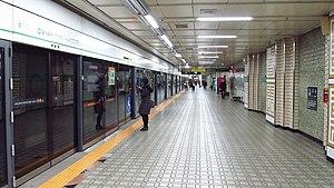 Seoul-metro-204-Euljiro-4ga-station-platform-20181122-082334.jpg