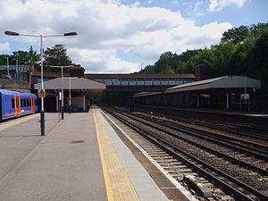 Weybridge station eastbound look east2.JPG