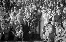 Snowshoeing. Mayor at City Hall BAnQ P48S1P03175.jpg