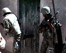 2 BDF soldiers on raid in Bakaara Market 1993-01-30.JPEG