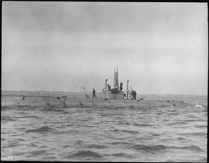 K5 (SS36). Port bow, crew on deck, 12-13-1916 - NARA - 512945.tif