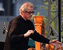 Vänskä conducting a concert in Minneapolis in 2017