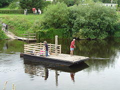 Hampton Loade Ferry - 2004-07-24.jpg
