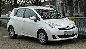 Toyota Verso-S 1.33 VVT-i Life – Frontansicht (2), 31. März 2011, Mettmann.jpg
