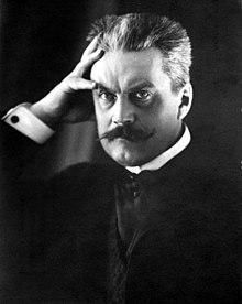 Daniel Nyblin - Portrait photograph of Albert Edelfelt (postcard version).jpg