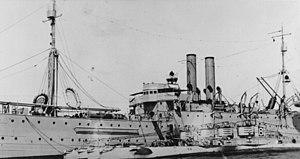 USS Camden (AS-6) with four R-class submarines at San Diego, in the early 1920s (NH 101183).jpg