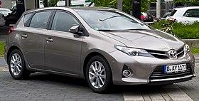 Toyota Auris 2.0 D-4D Executive (II) – Frontansicht, 1. Juni 2013, Düsseldorf (cropped).jpg