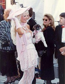 Edy Williams at the 62nd Academy Awards.jpg