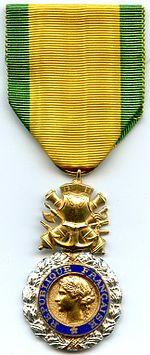 Medaille Militaire 4e Republique France.jpg