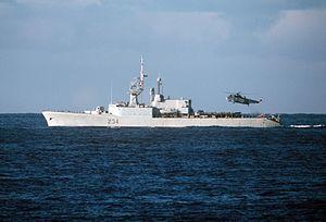HMCS Assiniboine (DDH 234) with Sea King in 1986.JPEG