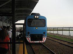 Apeadero Posadas, andén con tren 2.JPG