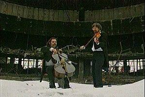 Sarajevo Nigel Osborne and cello in snow.jpg