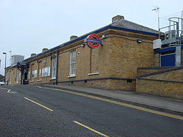 Pinner tube station.jpg
