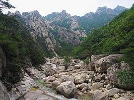 Kumgangsan National Park (14720065038).jpg