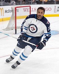 Dustin Byfuglien (26076903930).jpg