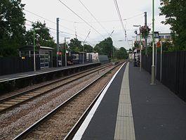 Brondesbury station look east.JPG