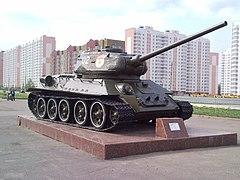 Фото Т-34-85 образца 1944 года на постаменте в Курске.jpg