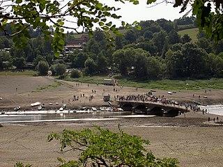 Edersee dry, bridge Asel in sommer 2003.jpg