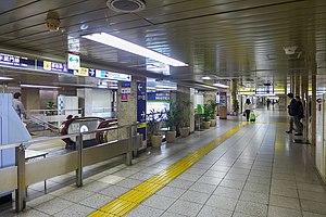 Mitsukoshimae Station Ginza Line concourse 2015.jpg