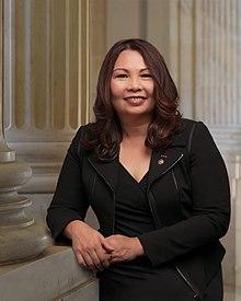 Tammy Duckworth, official portrait, 115th Congress.jpg