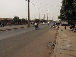 Straßenbild djougou.JPG