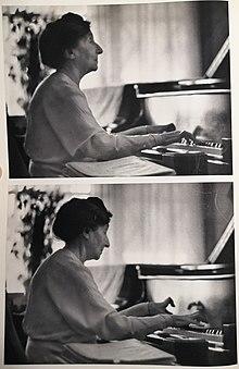 Landowska plays piano.jpg